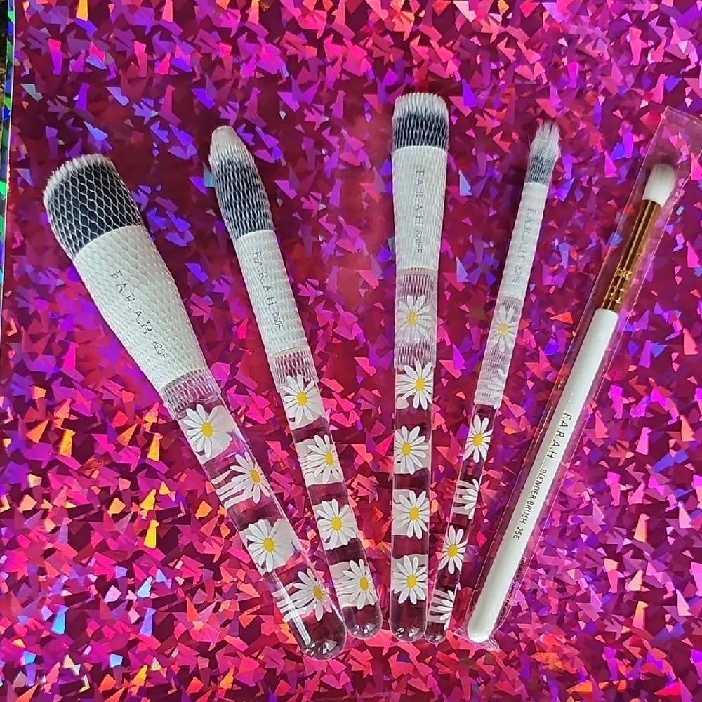 F.A.R.A.H. White Daisy Makeup Brush Set - Floral Handles